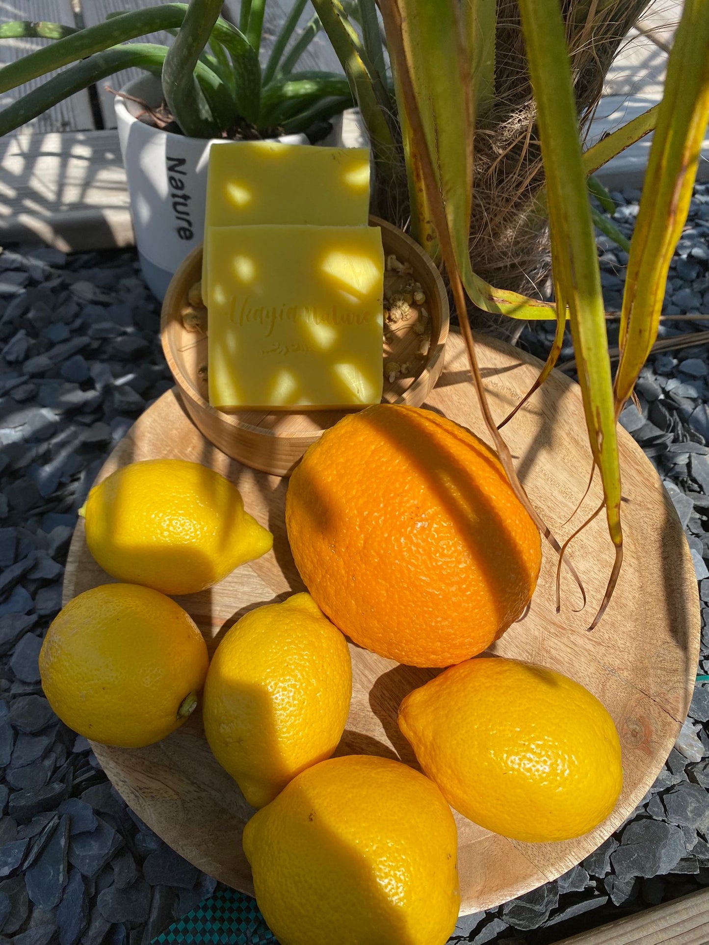 Détail marbrures savon Hélios artisanal citron orange — saponification à froid Akayia Nature