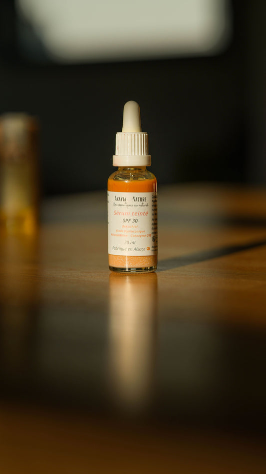 Sérum visage teinté au bakuchiol et acide hyaluronique Akayia Nature fabriqué en Alsace